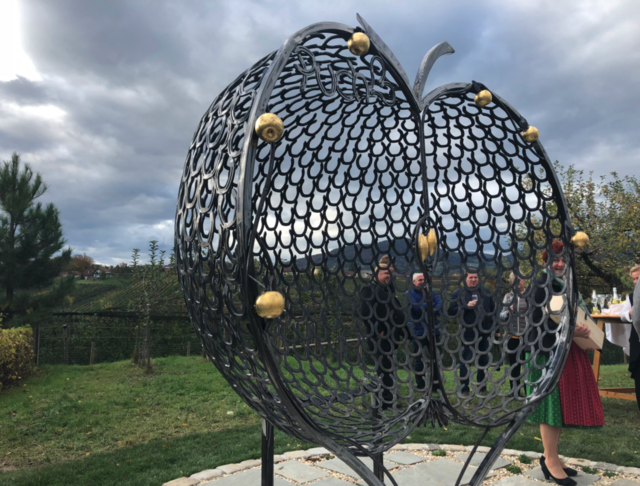 In Puch bei Weiz ziert ein "Hufeisen-Apfel" das Ortsbild. | Foto: RegionalMedien Steiermark