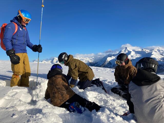 Bei fit4powder lernten die Kids alles im Bezug auf Lawinensicherheit und die Schneedecke.  | Foto: Stöckl