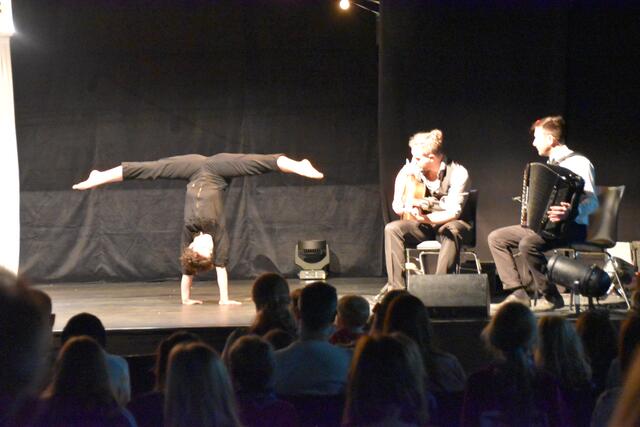 Verena Schneider begeisterte mit Handstand-Variationen.  | Foto: Barbara Fluckinger