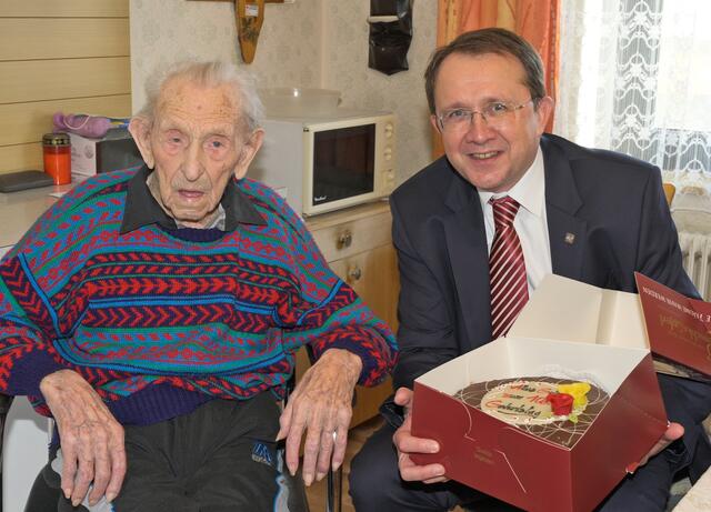 Bürgermeister Matthias Stadler gratulierte dem 108-jährigen persönlich. Dieser befindet sich zurzeit am Weg der Besserung nach einer gut überstandenen Operation.  | Foto: Josef Vorlaufer