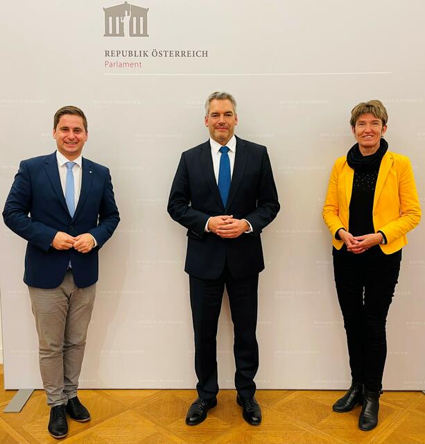 NR Lukas Brandweiner, Bundeskanzler Karl Nehammer und NR Martina Diesner-Wais. | Foto: Vogl