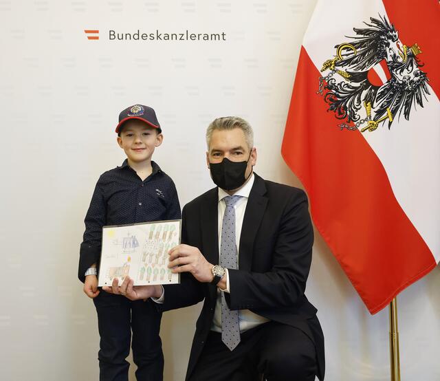 Bundeskanzler Karl Nehammer empfing Markus Martinelli im Bundeskanzleramt und bedankte ich beim Sechsjährigen für seine Zeichnung. | Foto: Bundeskanzleramt