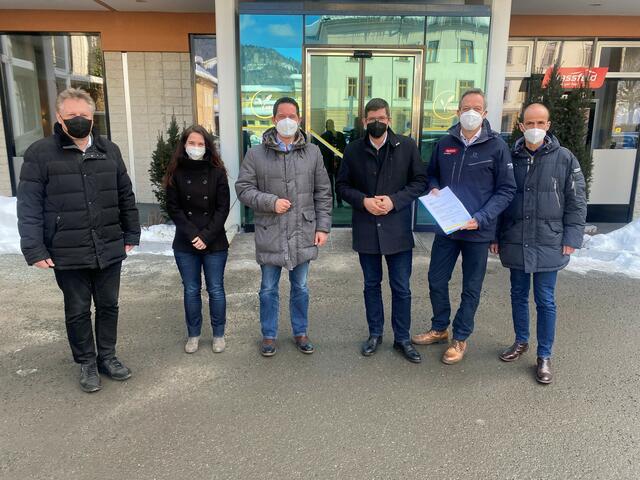 Bürgermeister Leopold Astner, Birgit Ortner (Obfrau Einkaufsstadt Hermagor), Bürgermeister Ronny Rull, Landesrat Martin Gruber, Markus Brandstätter (ARGE ARAM) und Friedrich Veider (LEADER-Region Hermagor) | Foto: „Büro LR Gruber/Posch