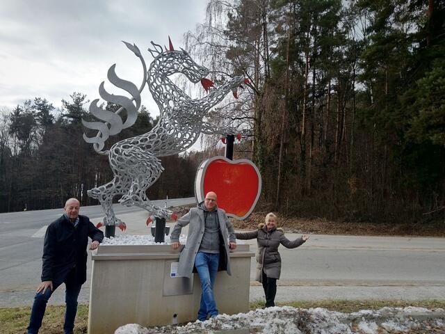 Der letzte Kunst.Hot.Spot wurde jetzt in Albersdorf-Prebuch eröffnet: Robert Schmierdorfer, Sascha Exenberger und Iris Absenger-Helmli (v.l.). | Foto: Energieregion Weiz-Gleisdorf: