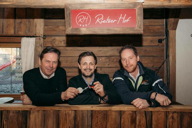 Harald Höpperger beim Lokalaugenschein im Eventstadl mit den Catering Schwarz Geschäftsführern Patrick Schwarz und  Markus Gmundner (v.l.). | Foto: Rietzer Hof - buerostark