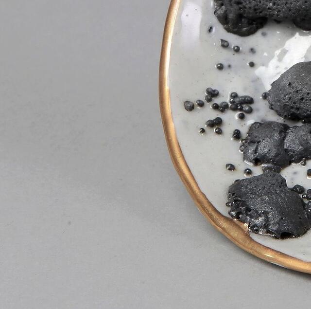 Bei "Space on Earth" von Yvonne Rausch handelt es sich um eine Melange aus Porzellan und verschiedenen Metallen, die bei 1240 Grad gebrannt werden.  | Foto: Yvonne Rausch