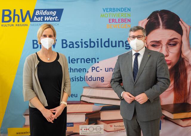 Geschäftsführerin der BhW Therese Reinl &amp; Landesrat Ludwig Schleritzko bei der Pressekonferenz.  | Foto: NLK Burchhart