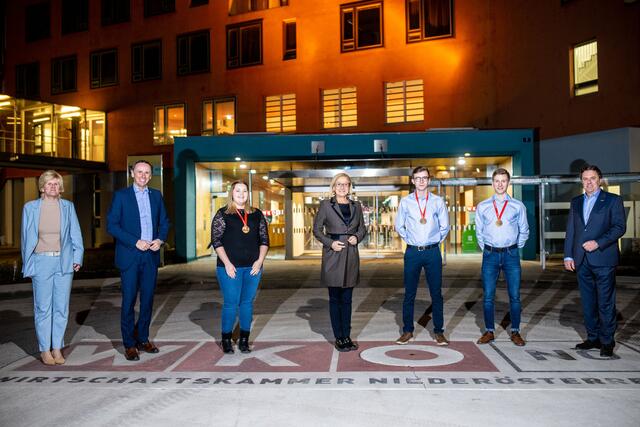 Niederösterreichs Landeshauptfrau Johanna Mikl-Leitner (Mitte), WKNÖ-Präsident Wolfgang Ecker (r.), Wirtschaftslandesrat Jochen Danninger (2.v.l.) und WKNÖ-Direktor-Stv. Alexandra Höfer (l.) gratulieren den frischgebackenen StaatsmeisterInnen aus NÖ: v.l. Michelle Staufer (Intersport Ruby, Waidhofen/Thaya) sowie Gregor und Jakob Litschauer (Test-Fuchs GmbH, Groß Siegharts). | Foto: Imre Antal