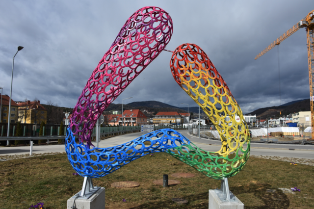 Auch in der Bezirkshauptstadt Weiz gibt es eine Hufeisenskulptur. | Foto: Regionalmedien Steiermark