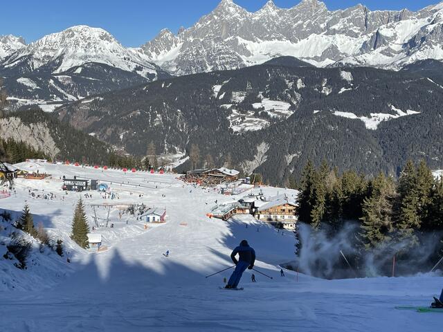 Dem Dachstein entgegen: Das herrliche Panorama erfreut Einheimische und Gäste gleichermaßen. | Foto: Schneeberger
