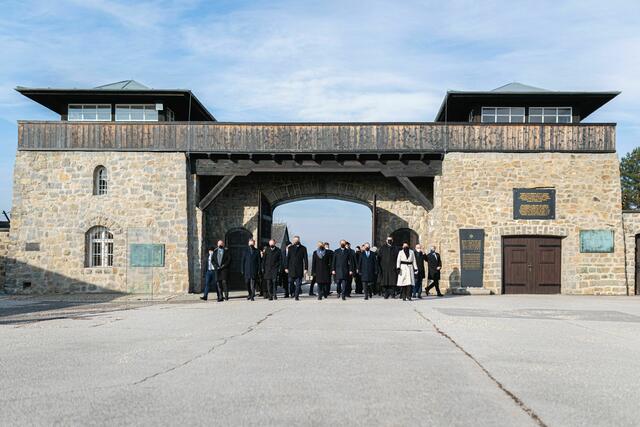 Hochrangige Vertreter der österreichischen Politik besuchten mit dem israelischen Außenminister die KZ-Gedenkstätte Mauthausen. | Foto: BKA/Florian Schrötter