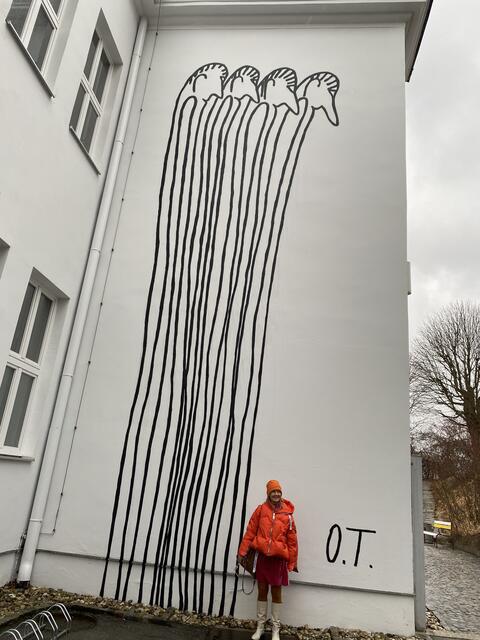 Fassadenmalerei von Oswald Tschirtner, gemalte Menschen auch bekannt als Kopffüssler.