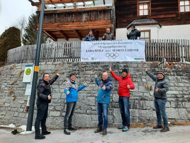 Sportvereinsvertreter und Fans enthüllten Plakat: Bernhard Pircher, Arthur Lercher, Martin Sieberer, Karl-Heinz Zangerl und Peter Auer (vorne v.l.); Evelyn Wolf, Daniel Konrad und  Corina Konrad (hinten v.l.) | Foto: Carina Pircher
