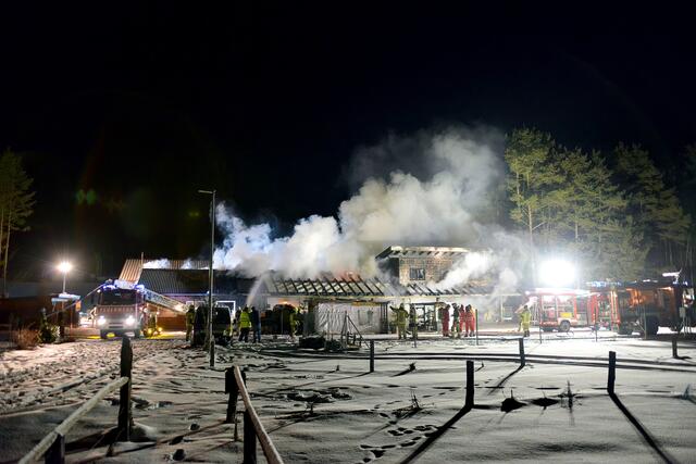 Das Feuer brach in der Nacht von Freitag auf Samstag aus. | Foto: Zoom Tirol