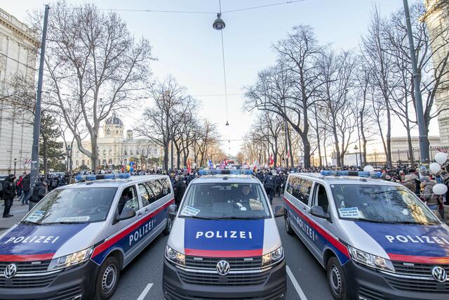Zuletzt nahmen deutlich mehr Maßnahmengegner an den Demos teil – hier am 15. Jänner.  | Foto:  TOBIAS STEINMAURER / APA / picturedesk.com