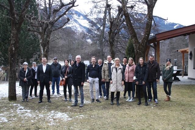 Ein Teil der Mitglieder der Liste 1 - vorne ist Bürgermeisterkandidat Herbert Mayer. Es fehlen auf dem Bild unter anderem Peter Vöhl und Johannes Schönherr.  | Foto: Elisabeth Zangerl 