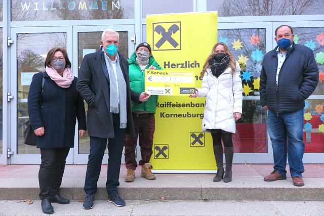 Zur Spendenübergabe trafen sich Bankstellenleiterin Birgit Kreuzinger, Geschäftsleiter Andreas Korda, Manfred Wudernitz, Direktorin Karin Riedl und Bürgermeister Andreas Arbesser. | Foto: Raika Korneuburg/Polakovics