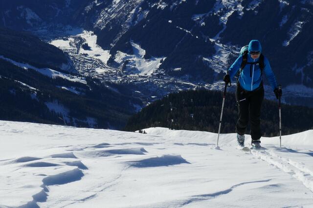 Knapp vor dem Gipfel - der Schnee vom Wind gezeichnet, der Tiefblick ins Gasteinertal phänomenal.  | Foto: Thomas Neuhold