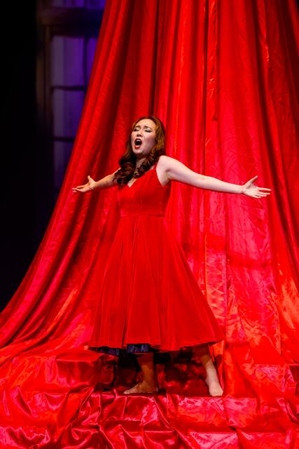 Rot, feurig, leidenschaftlich und stimmgewaltig: die koreanische Koloratursopranistin Yay Yang als Verdis Violetta auf der Bühne Baden | Foto: Christian Husar