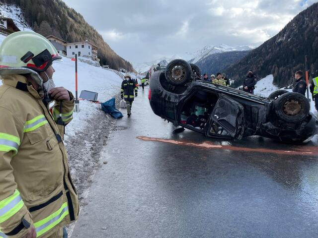 Die Lenkerin wurde bei dem Unfall leicht verletzt. | Foto: zeitungsfoto.at