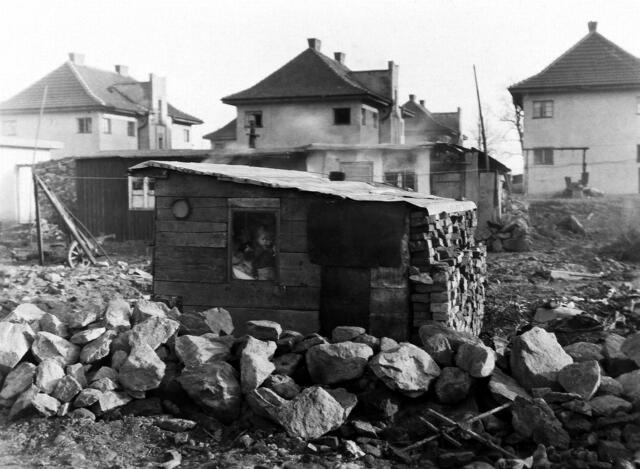 Eine Notunterkunft aus den Trümmern des Zweiten Weltkriegs. | Foto: Archiv der Stadt Linz