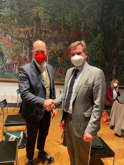 Werner Krammer gratuliert Armin Bahr zur erfolgreichen Wahl