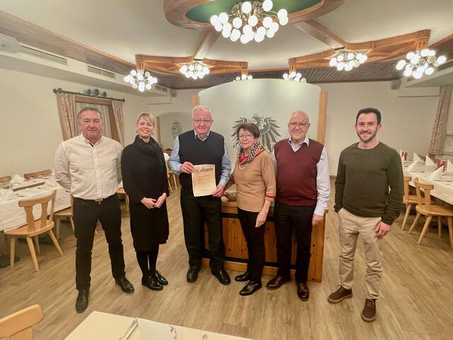 Großer Dank an einen Busschofför aus Leidenschaft: Johann Schmidt (3.v.l.) im Kreis der Familie Gerngross. | Foto: Alfred Mayer