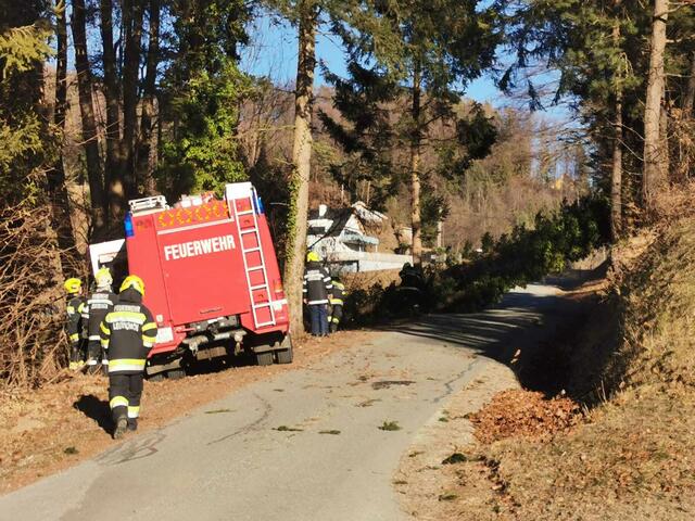 Die Feuerwehr in Leutschach war am Sonntag mit zwölf Leuten im Einsatz, um Sturmschäden zu beseitigen. | Foto: Waltl/FF Leutschach