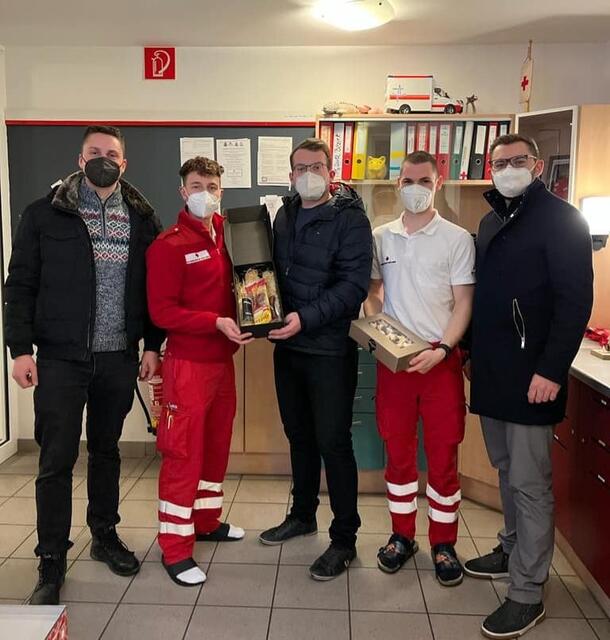 Gruppenfoto mit: JVP-Vorstandsmitglied Patrick Ginzinger, Zivildiener, JVP-Bezirksobmann Martin Feichtinger, Zivildiener, Vizebürgermeister Marco Baccili bei der Geschenkübergabe in Braunau. | Foto: JVP Bezirk Braunau