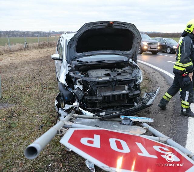Ein älterer Mann rammte ein Stoppschild bei der St. Valentiner Autobahnabfahrt. | Foto: Team Fotokerschi.at/Draxler