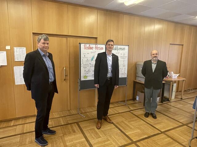 Amtsleiter Peter Hemetsberger, Bezirkshauptmann Johannes Beer und sein Stellvertreter Hermann Mühlleitner (v.l.). | Foto: Brs