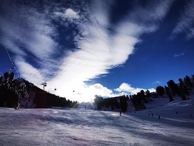 Auf Österreichs Skipisten verletzten sich etwa 23.000 Personen pro Jahr (Symbolbild).  | Foto: Ulrike Plank