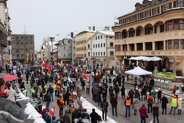 Am Oberen Stadtplatz in Kufstein versammelten sich einen Tag vor Einführung der Impfpflicht rund 200 Menschen, um ihren Unmut zu äußern. | Foto: Christoph Klausner