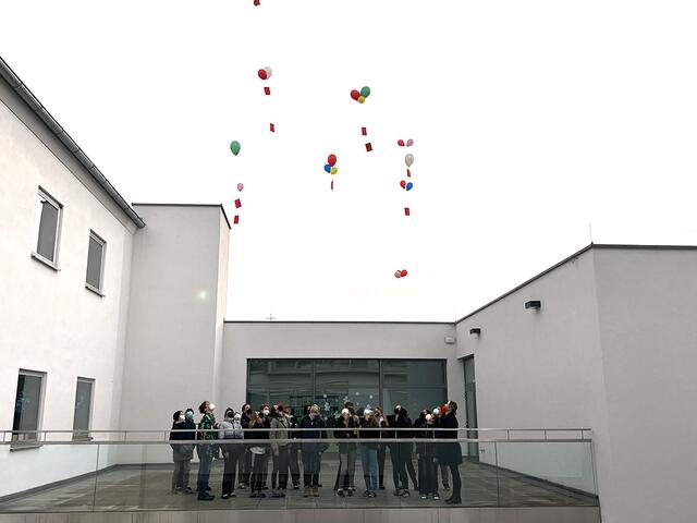 Erinnerung an den Start der Luftballons mit Botschaften und Zukunftswünschen. | Foto: Mittelschule Ternitz
