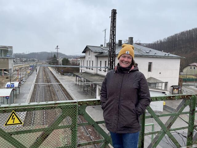 Susanne Klinser beim Bahnhof Unter Purkersdorf. Dort hin könnte bald ein Postbusshuttle die Öffi-Nutzer bringen. | Foto: Marlene Trenker