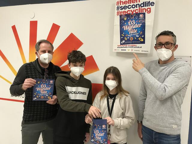 Exakt 100 gesammelte, ausrangierte Handys machten die Mittelschule Jennersdorf zum Burgenland-Sieger bei der Ö3-Aktion "Wundertüte". | Foto: Mittelschule Jennersdorf