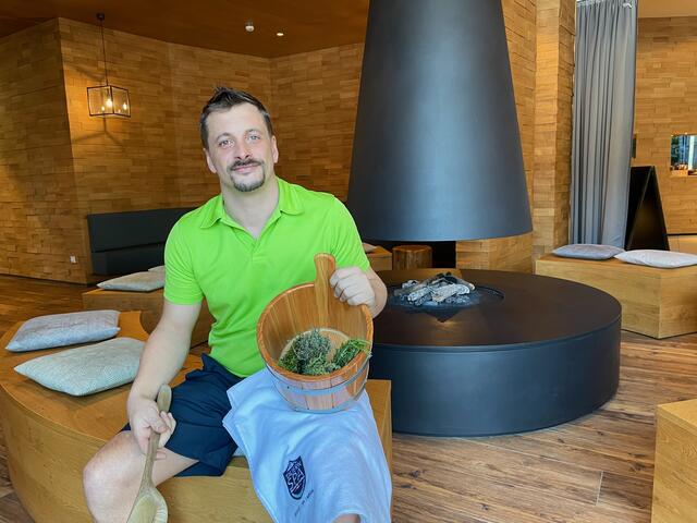 Emanuel Minesso ist leitender Coach für den Thermen- und Saunabereich im Tauern Spa in Kaprun. | Foto: Johanna Grießer