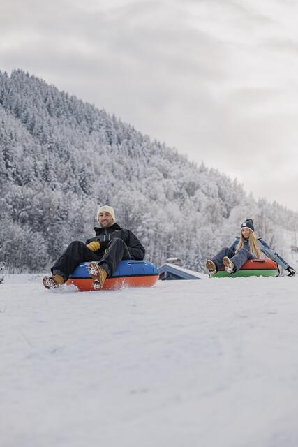Manche kennen noch die ursprünglichen Vorläufer von Snow Tubes: Übergroße, ausrangierte Reifen von Traktoren oder Lastern mit denen Waghalsige die Piste "hinabrauschten". Heute sind sie moderne Sportgeräte.