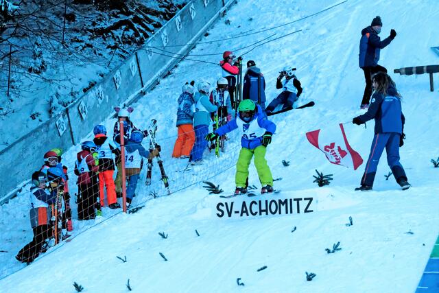 Mit großer Freude sprangen die Kinder über die Schanzen. Vielleicht ist ja der nächste Olympiasieger mit dabei. | Foto: SV Achomitz/Zahomc