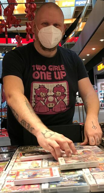 Man findet an seinem kleinen Stand von Sammelkarten über Videospiele alles, was das Herz begehrt. | Foto: Reichmann
