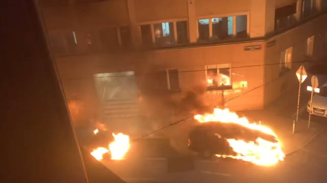 Ein Anrainer filmte den Brandanschlag in der Kleinen Stadtgutgasse mit. | Foto: Screenshot Youtube