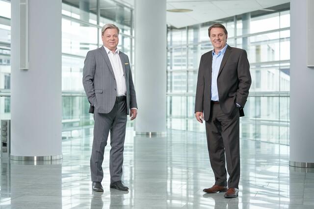 WKNÖ Präsident Wolfgang Ecker (re., auch Wirtschaftsbund NÖ Obmann) und Wirtschaftsbund NÖ Direktor Harald Servus begrüßen die von der Bundesregierung verkündeten Lockerungen.

 | Foto: WBNÖ/Monihart
