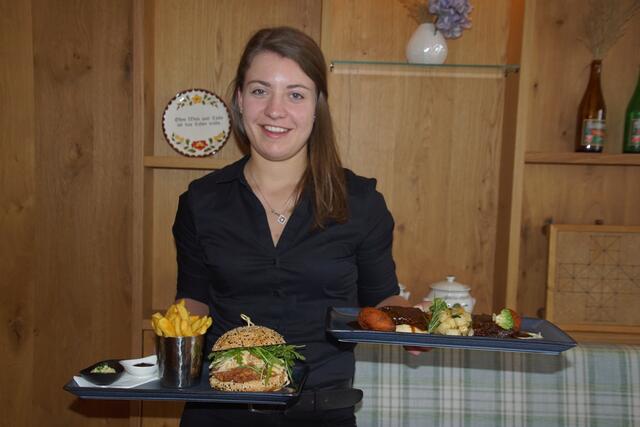 Landgasthaus Grenzlos: Wirtin Manuela Kehrer serviert Pulled Pork Burger und geschmorte Rindsbackerl.
 | Foto: Helmut Eder