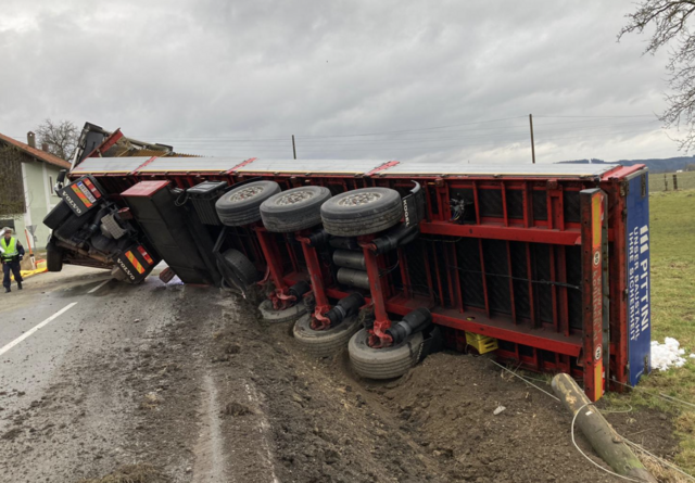 Der Lastwagen kippte samt voller Beladung um. | Foto: FF Münsteuer