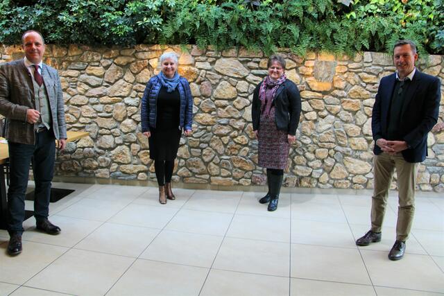 Christoph Stark, Johanna Steinbauer, Silvia Karelly und Andreas Kinsky (v.l.) luden zum Rückblick bzw. zur Vorschau der Aktivitäten der ÖVP vom Bezirk Weiz. | Foto: Hofmüller (2x)