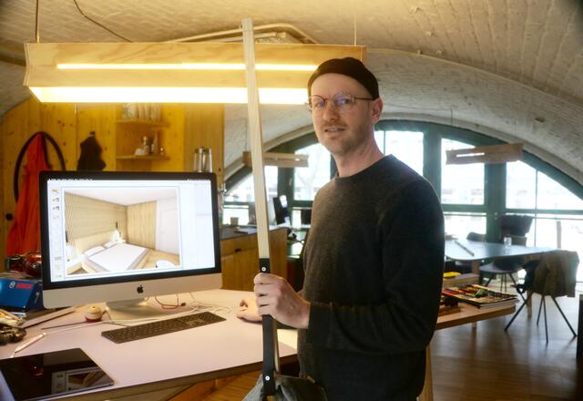Martin Aigner liebt es am Computer zu gestalten; in der Hand hält er einen selbstgestalteten Prototyp eines Garderobenhakens 