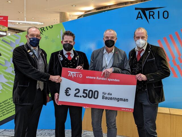 Geschäftsführer des Einkaufszentrums Atrio in Villach Richard Oswald übergibt den Spendencheck an die Vertreter der Bauerngmand. | Foto: Foto: Atrio