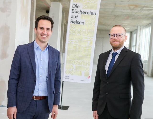 Stadtrat Christoph Wiederkehr (Neos) mit dem neuen Leiter der Bibliothek Wien Bernhard Pöckl (r). | Foto: PID/Christian Fürthner