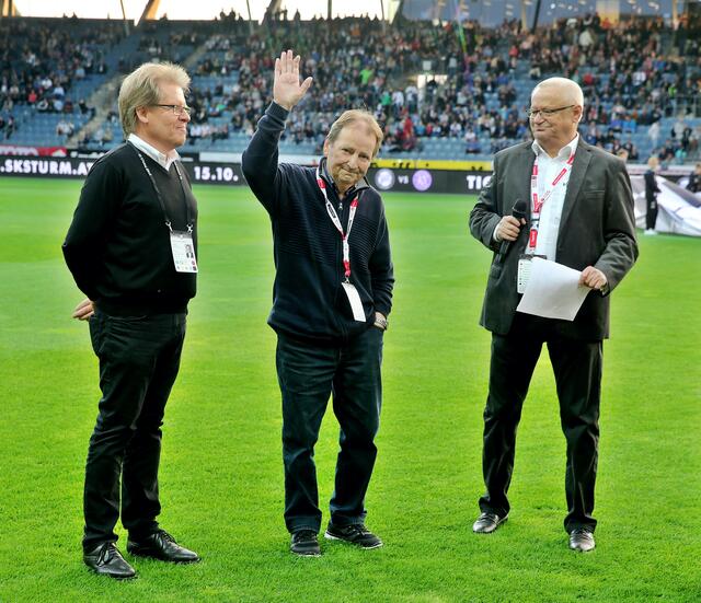Kurz vor seinem Tod wurde Klublegende Kurt Stendal in der Merkur Arena von Herbert Troger (l.) und Luki Krentl geehrt. | Foto: GEPA