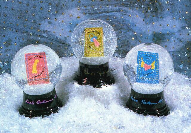 Renate Bertlmann schuf diese Schneekugel-Triologie. | Foto: Bertlmann